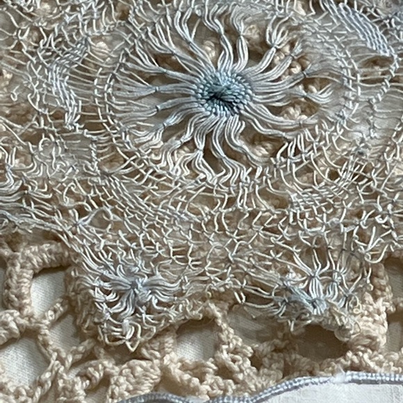 Vintage Set of 3 Piece Set of The Prettiest Doily & 2 Battenburg Runners - Picture 9 of 16